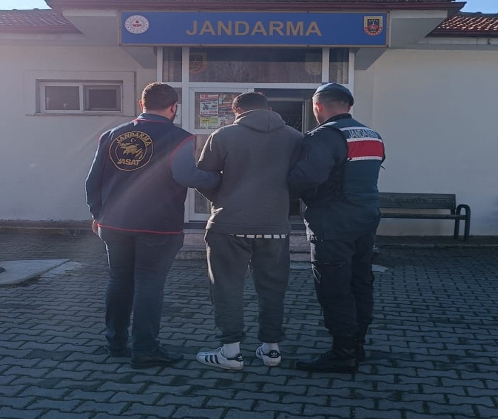Jandarma yağma su&ccedil;undan aranan zanlıyı yakaladı
