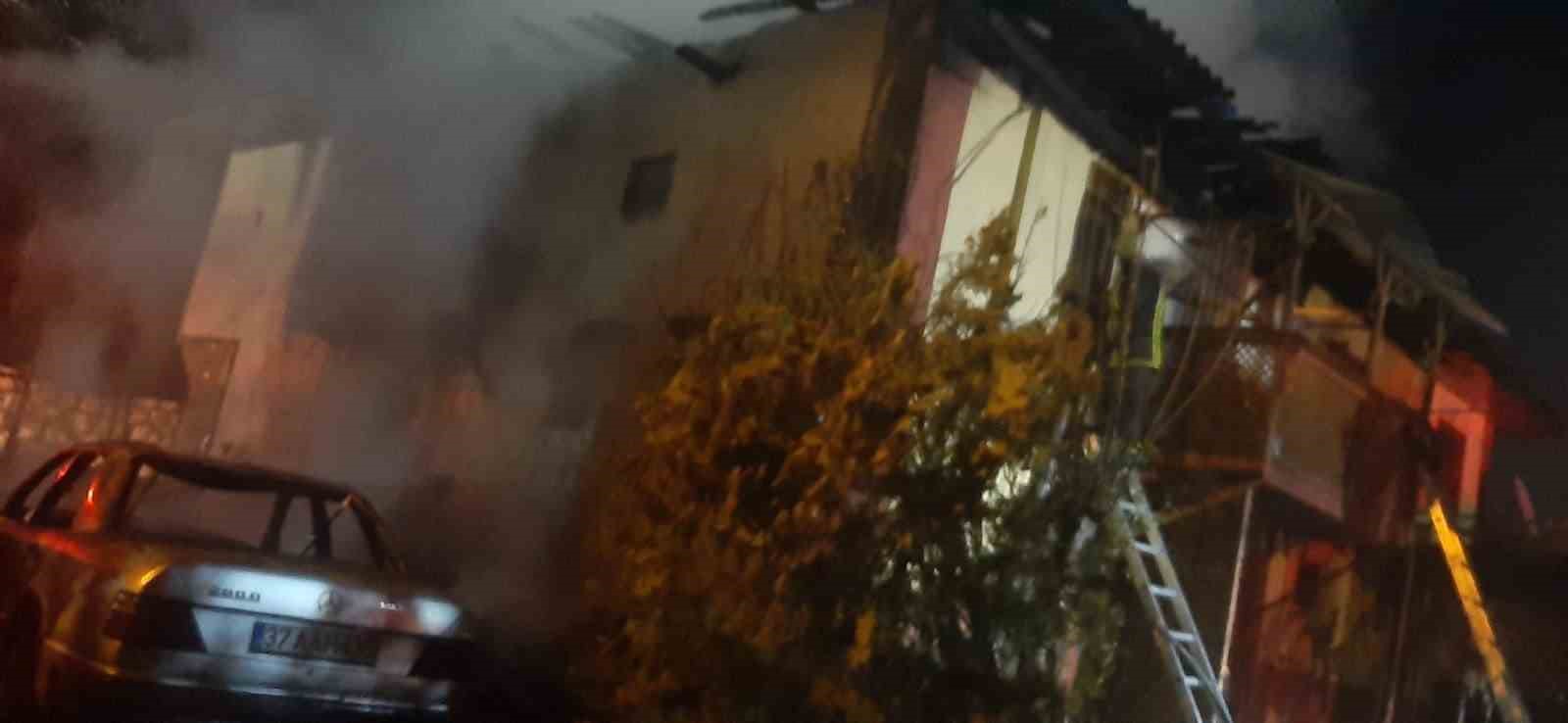 Kastamonu’da çıkan yangında 2 ev ve bir araç yandı
