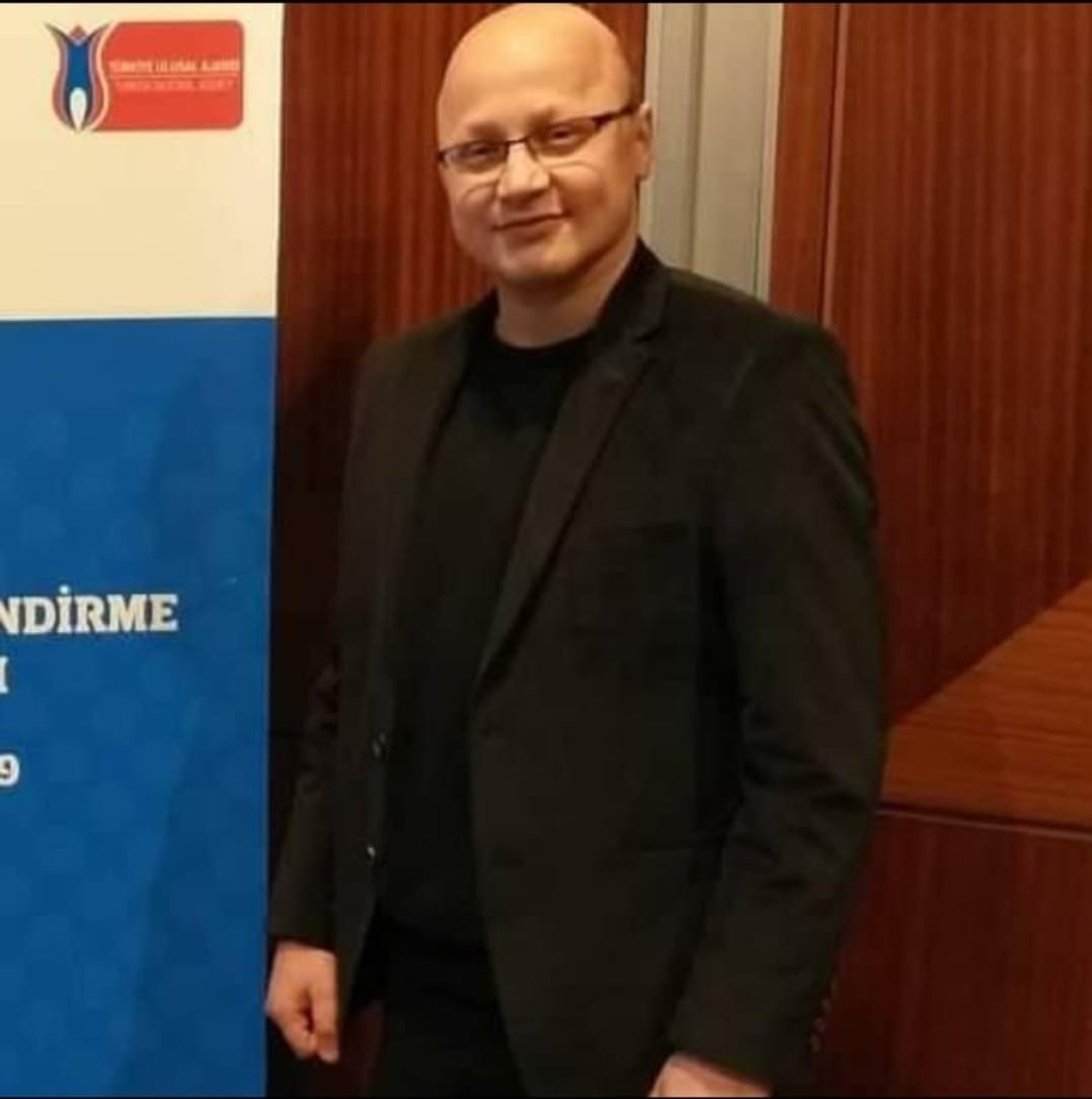 Halı saha ma&ccedil;ında kalbine yenik d&uuml;şt&uuml;
