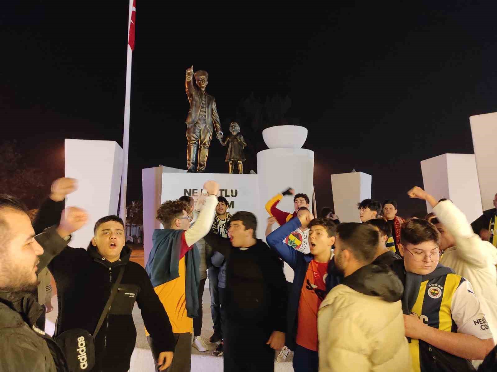 Fethiye’de Fenerbahçe ve Galatasaray taraftarları Suudi Arabistan’a tepki gösterdi
