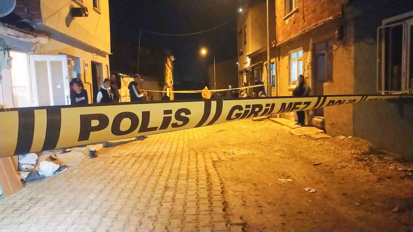 Araçla girdikleri sokakta bir evi kurşun yağmuruna tuttular