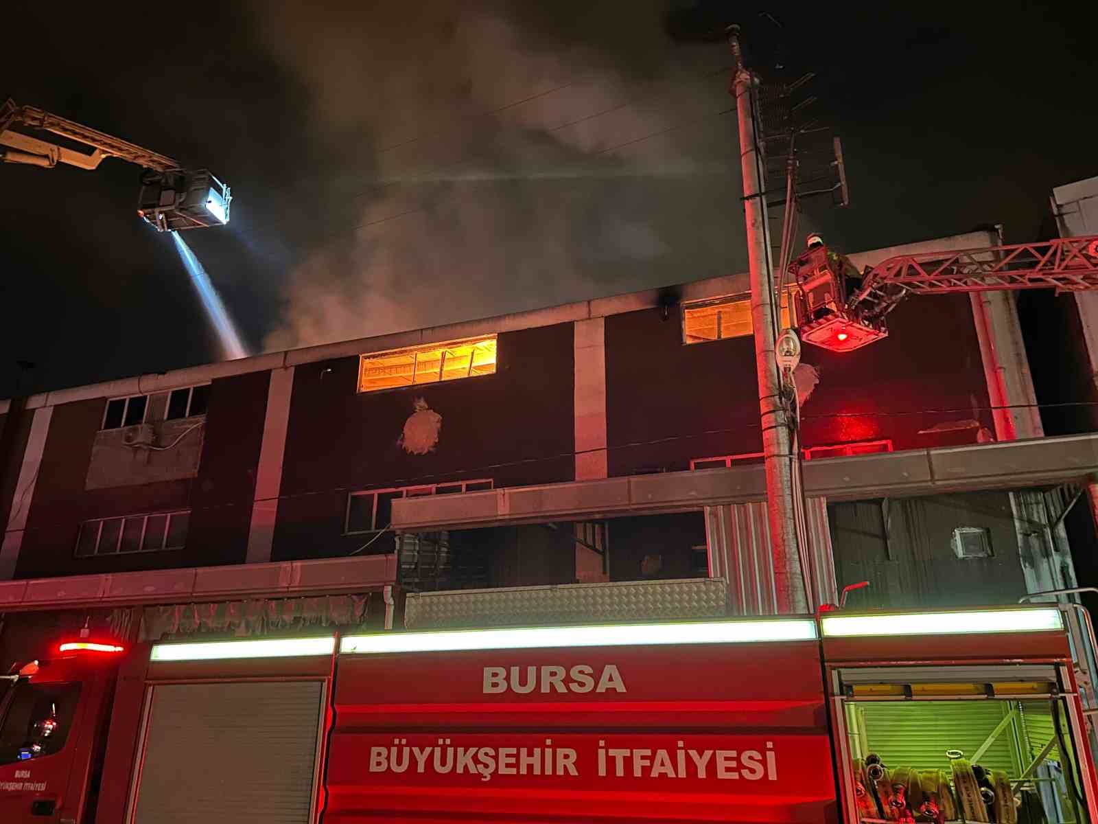 Bursa’da mobilya imalathanesi alevlere teslim oldu