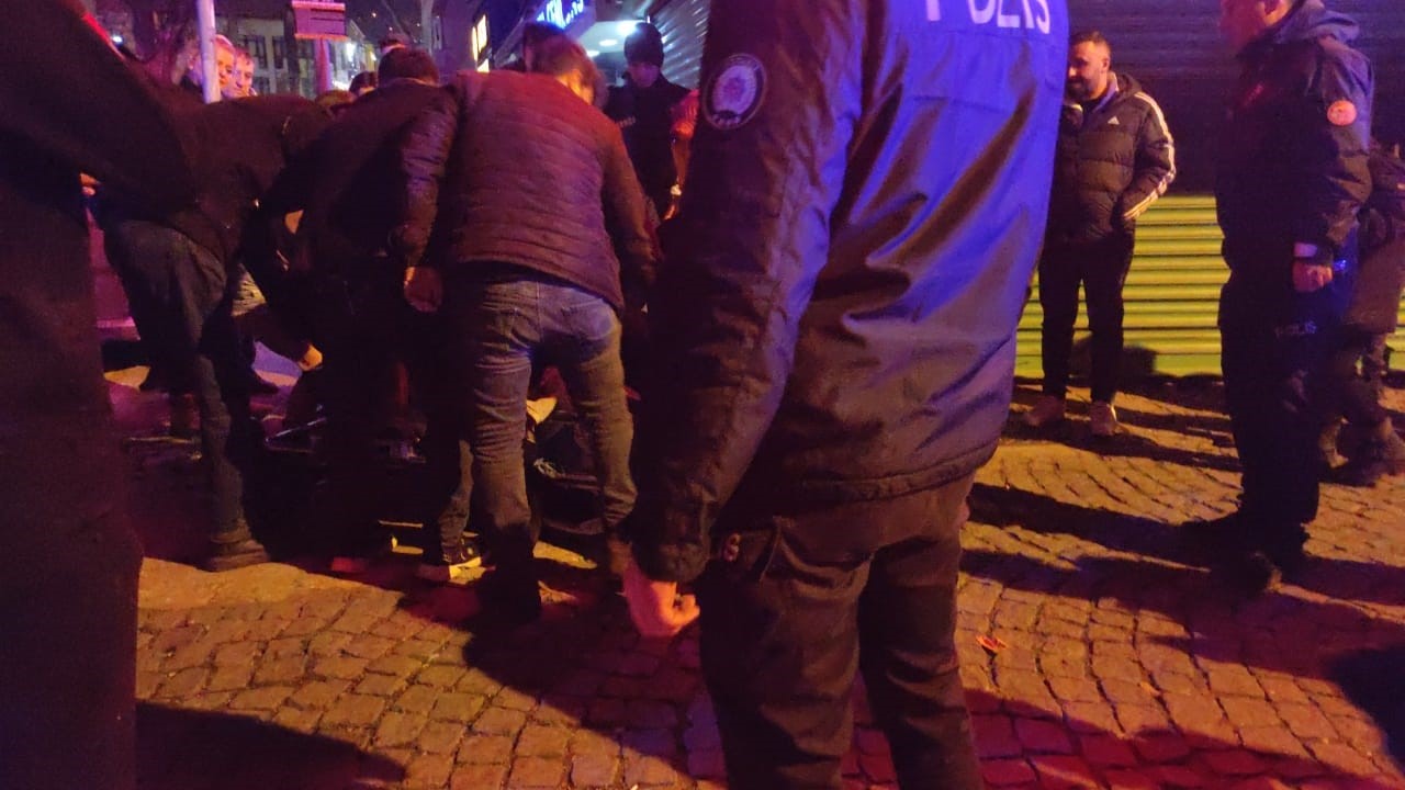 Kız arkadaşıyla yolda yürürken husumetlisi tarafından bıçaklandı