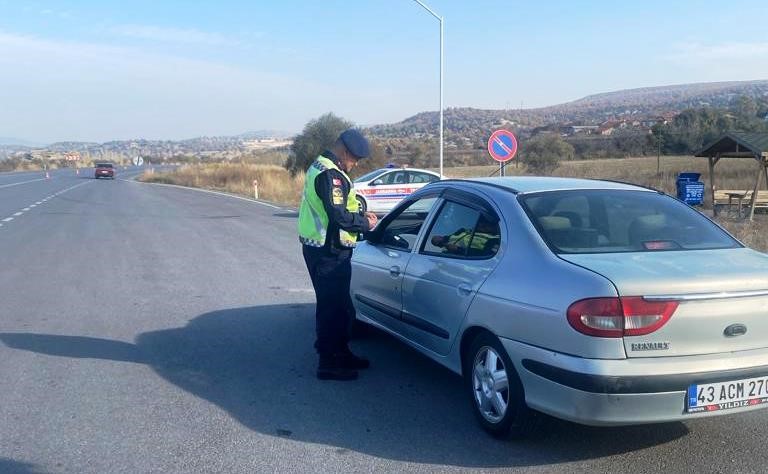 Emet’te jandarma trafik ekipleri denetimlerini aralıksız sürdürüyor