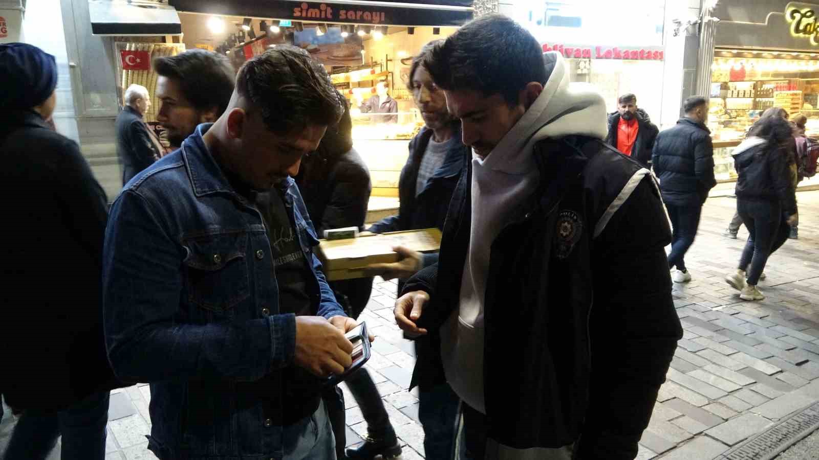 Taksim’de yılbaşı öncesi denetimler sıklaştı
