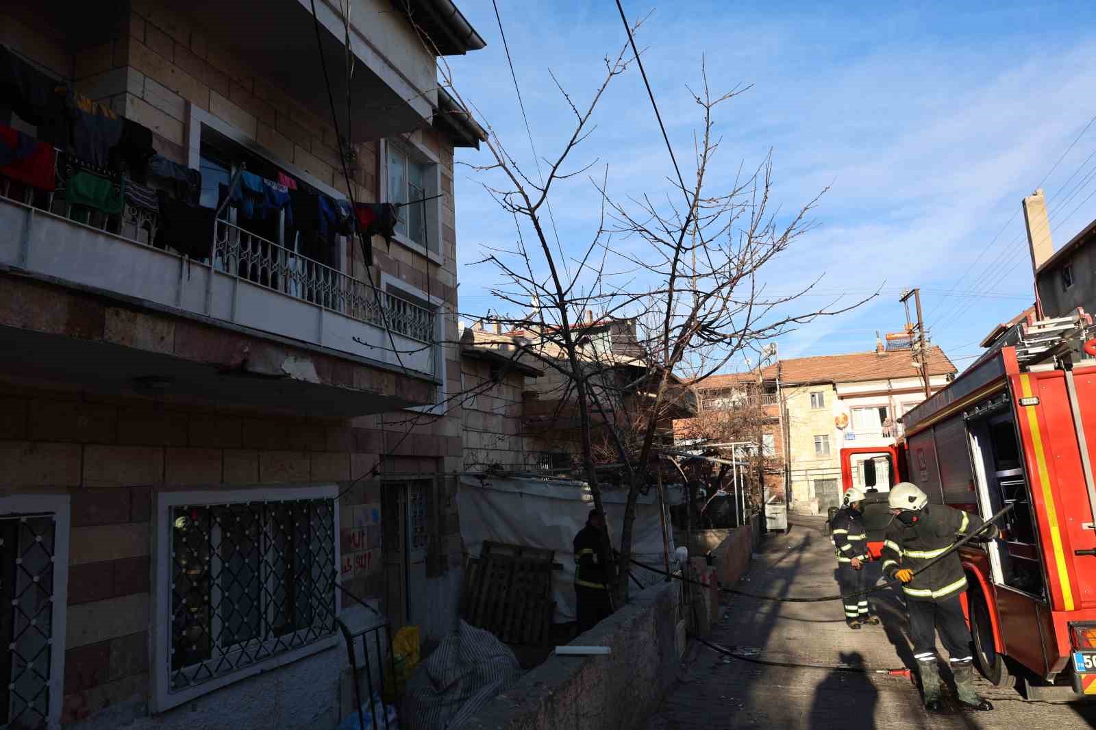 2 katlı evde &ccedil;ıkan yangın korkuttu
