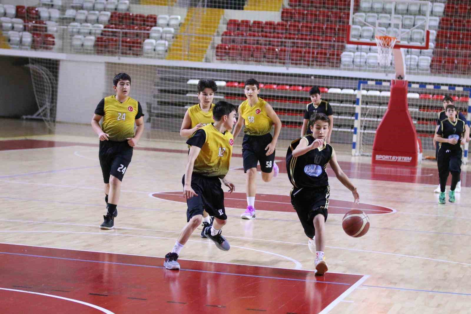 Sivas’ta okullar basketbolda yarıştı
