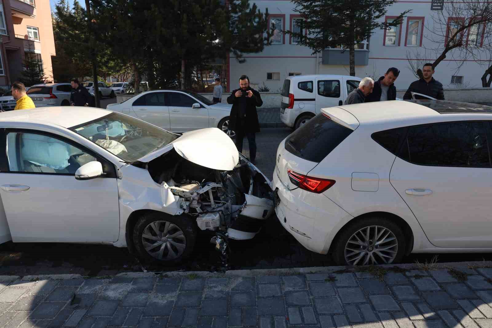 Aracına &ccedil;arpan şof&ouml;re kızdı: "Arabayı duman etmişsin"
