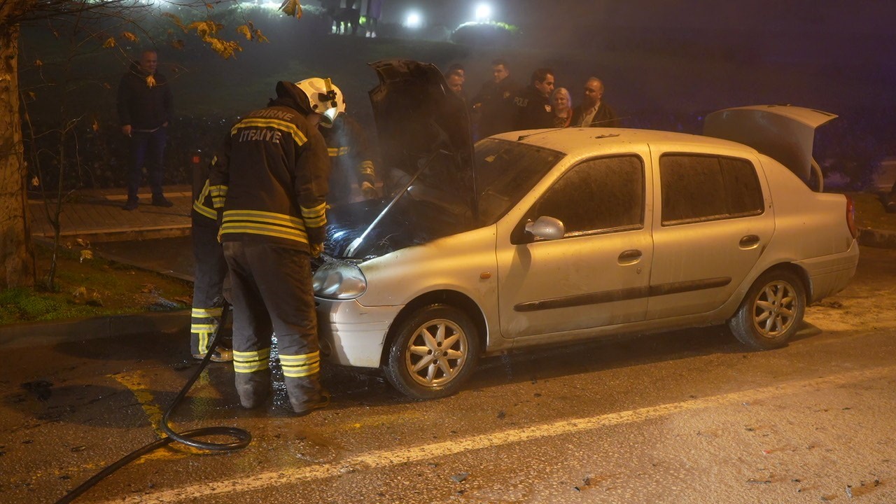 Edirne’de otomobil alevlere teslim oldu