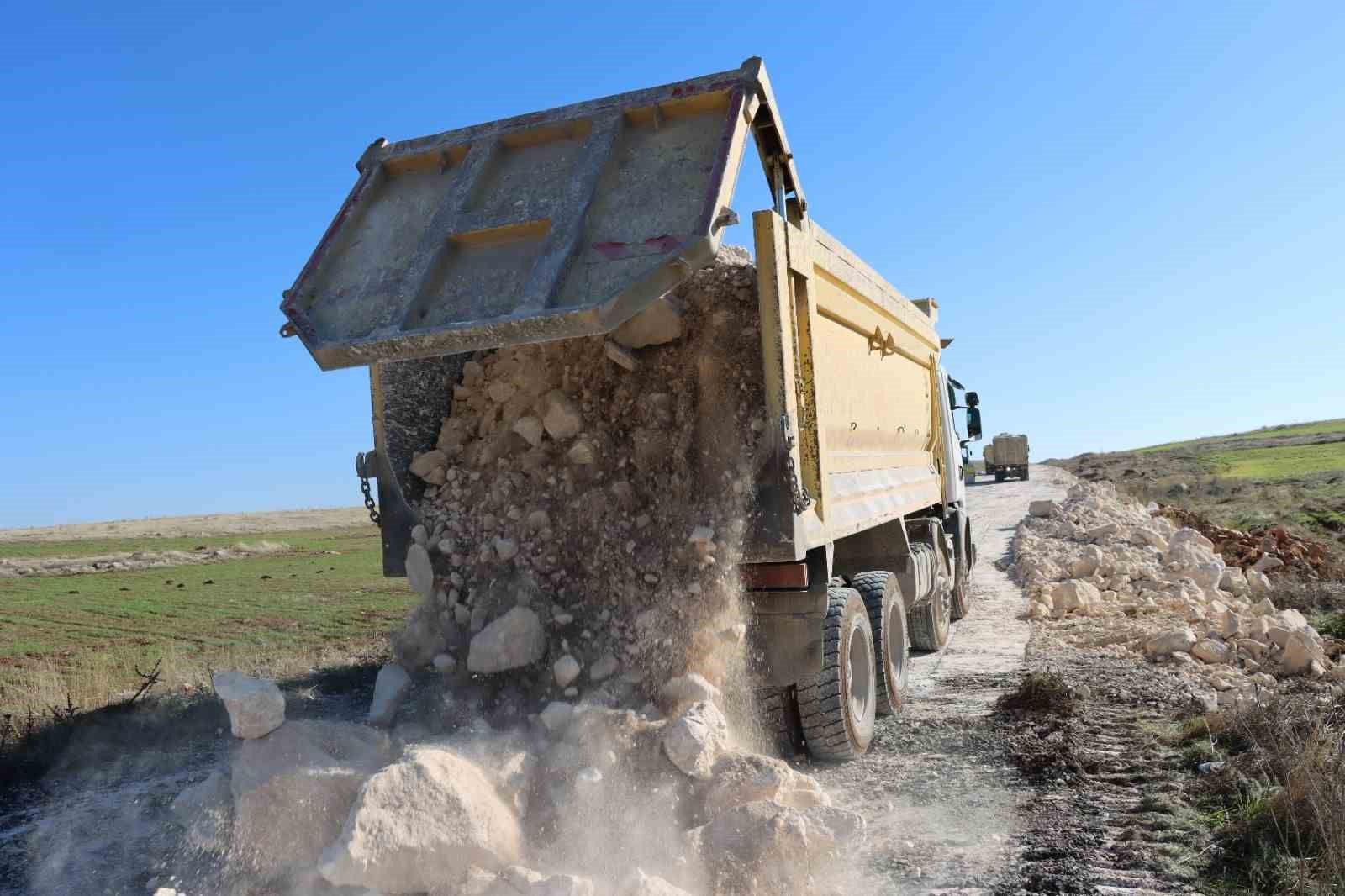 Şanlıurfa kırsalında yol çalışmaları devam ediyor
