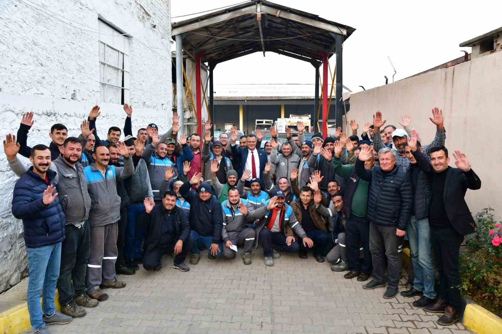 Başkan Öküzcüoğlu’ndan işçilerin yüzünü güldüren sürpriz
