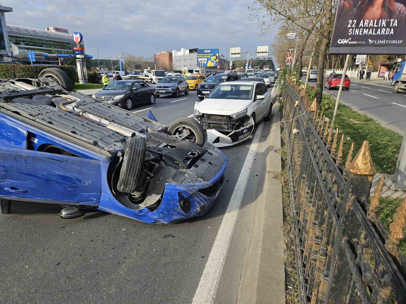 Sarıyer’de kaza yapan otomobil takla atan atıp ters döndü
