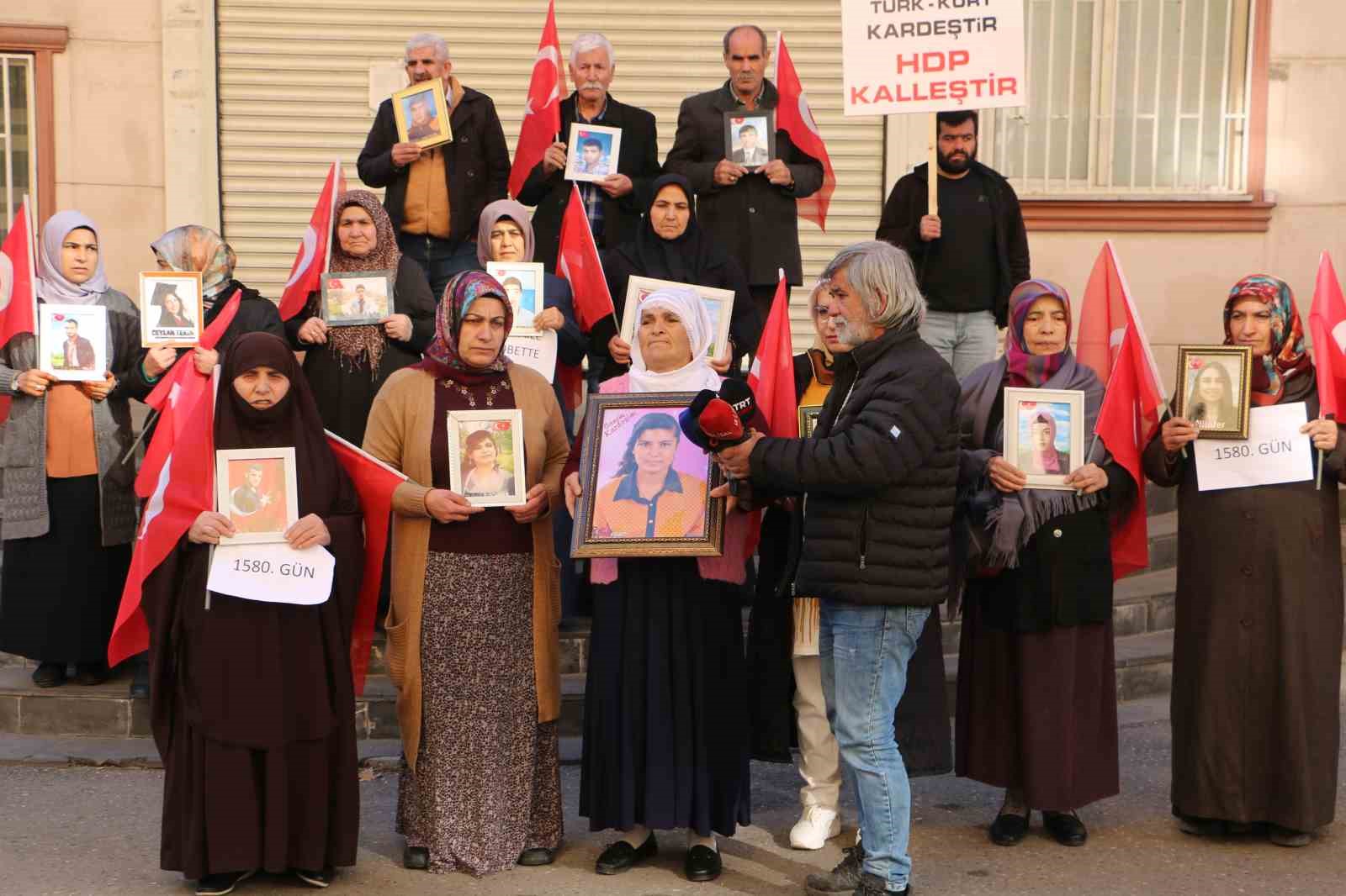 9 yıl önce 12 yaşındayken kaçırılan kızını isteyen anne oturma eylemine dahil oldu