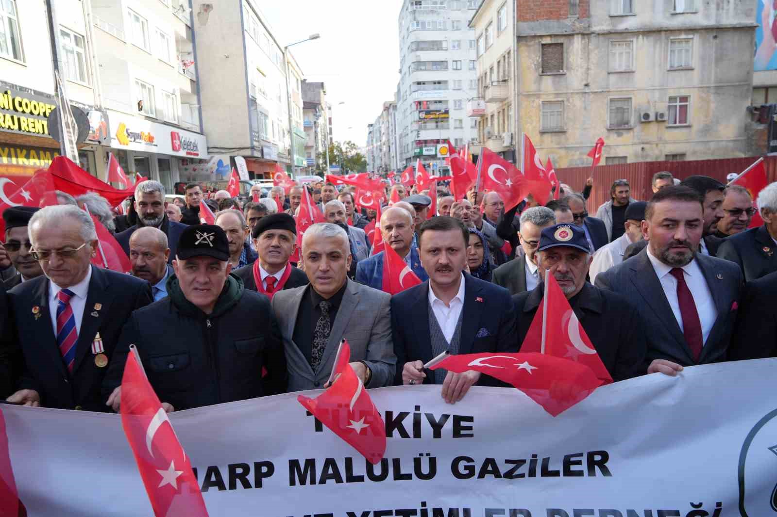 Şehit yakınları ve gazilerden ’şehitlere saygı yürüyüşü’
