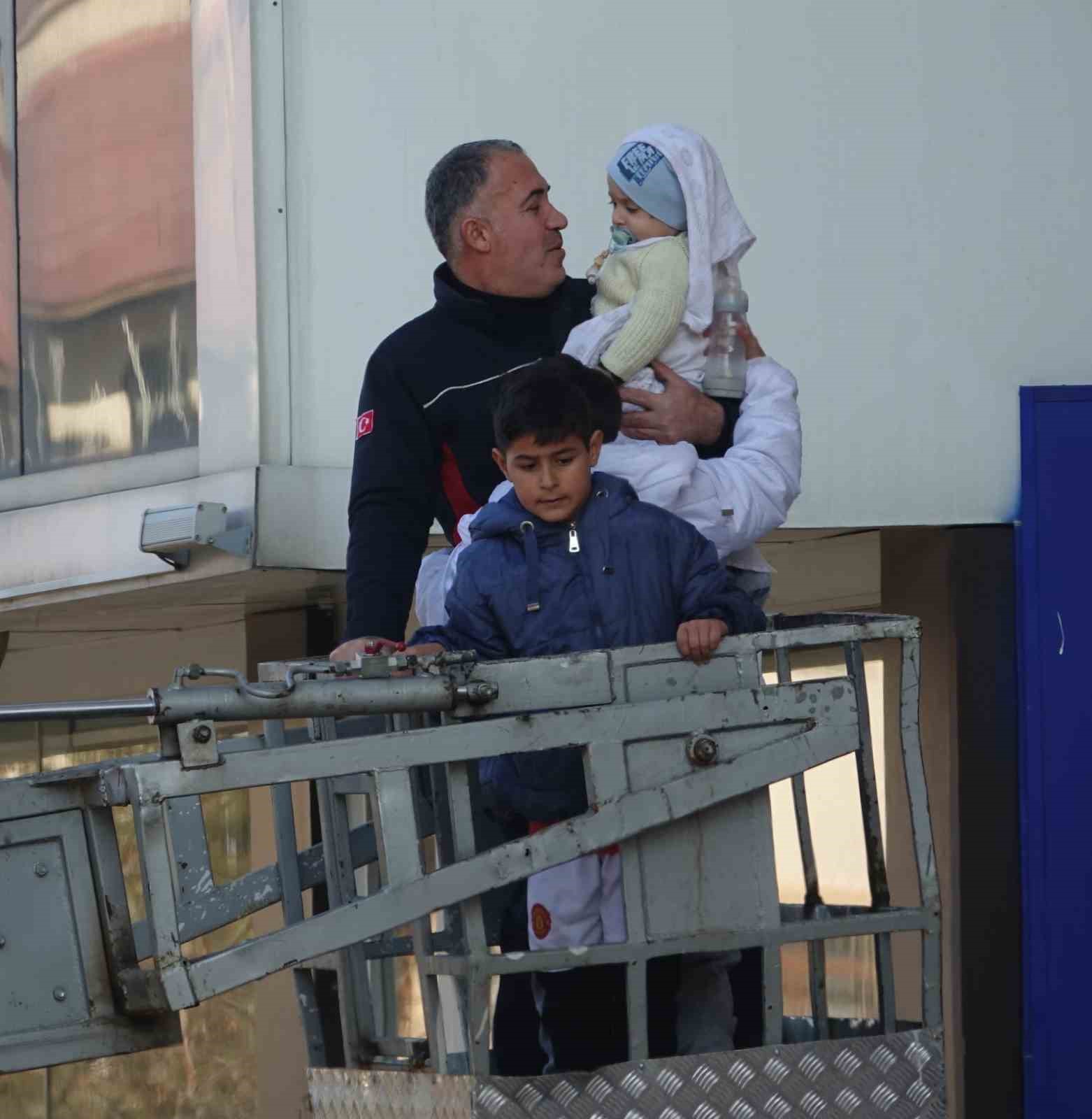 Yangın çıkan binada mahsur kalan 25 kişi itfaiyenin müdahalesi ile kurtarıldı
