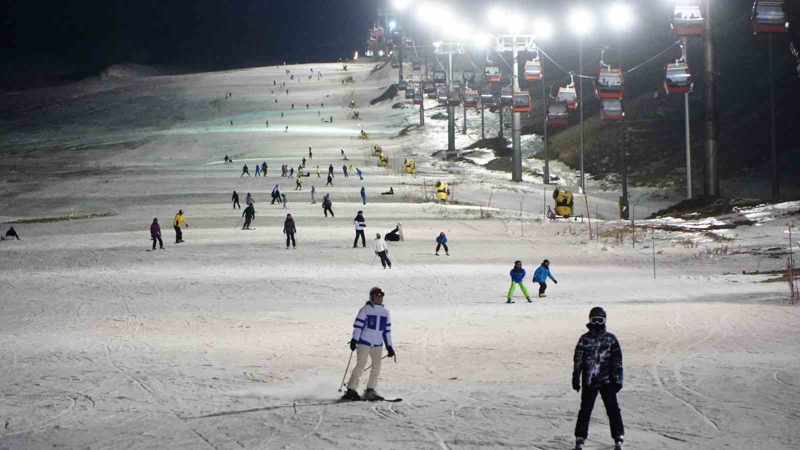 Erciyes’te gece kayağı başladı
