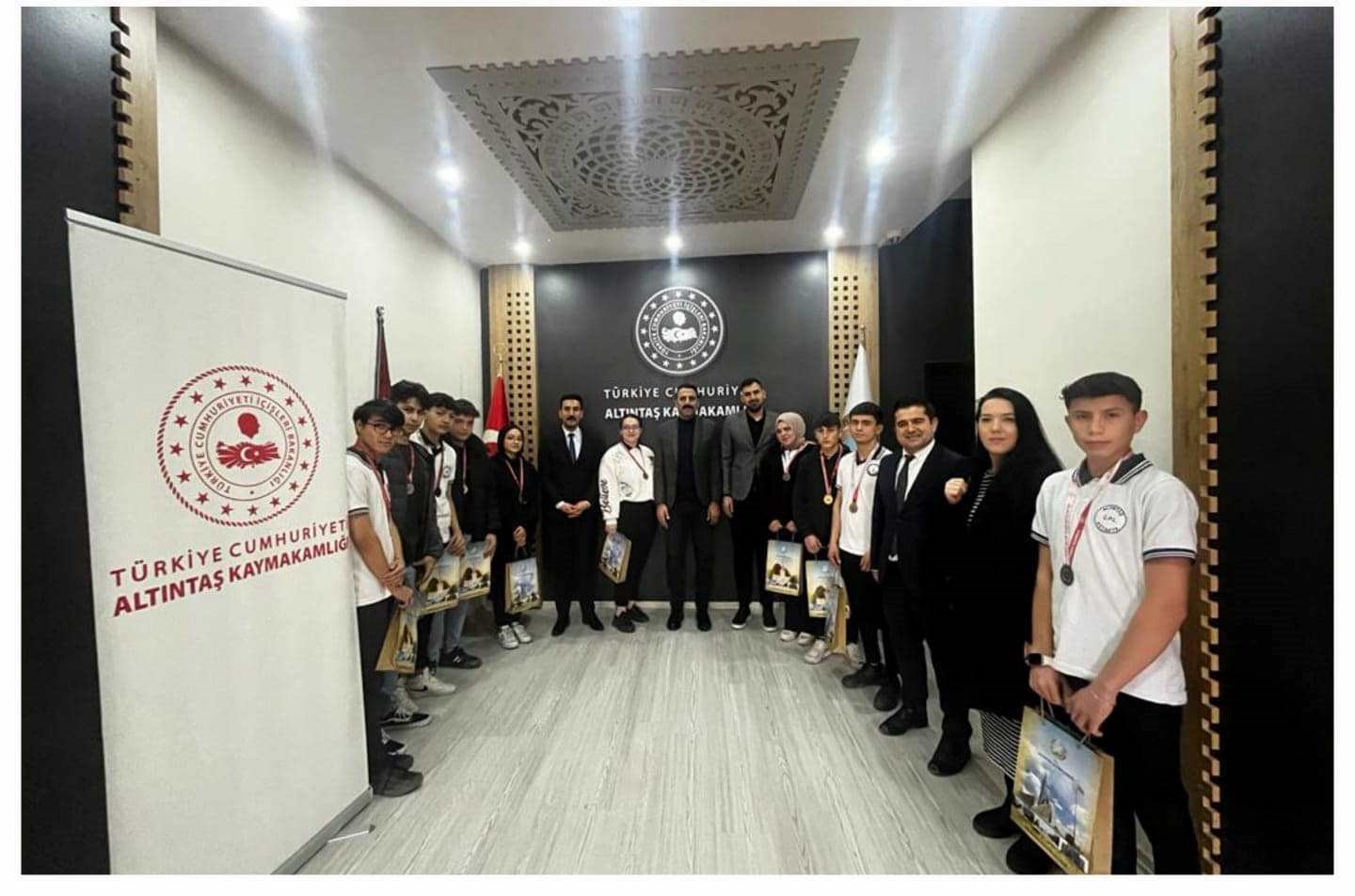 Kaymakam Bozoğlan, spor müsabakalarında dereceye giren öğrencileri ödüllendirdi