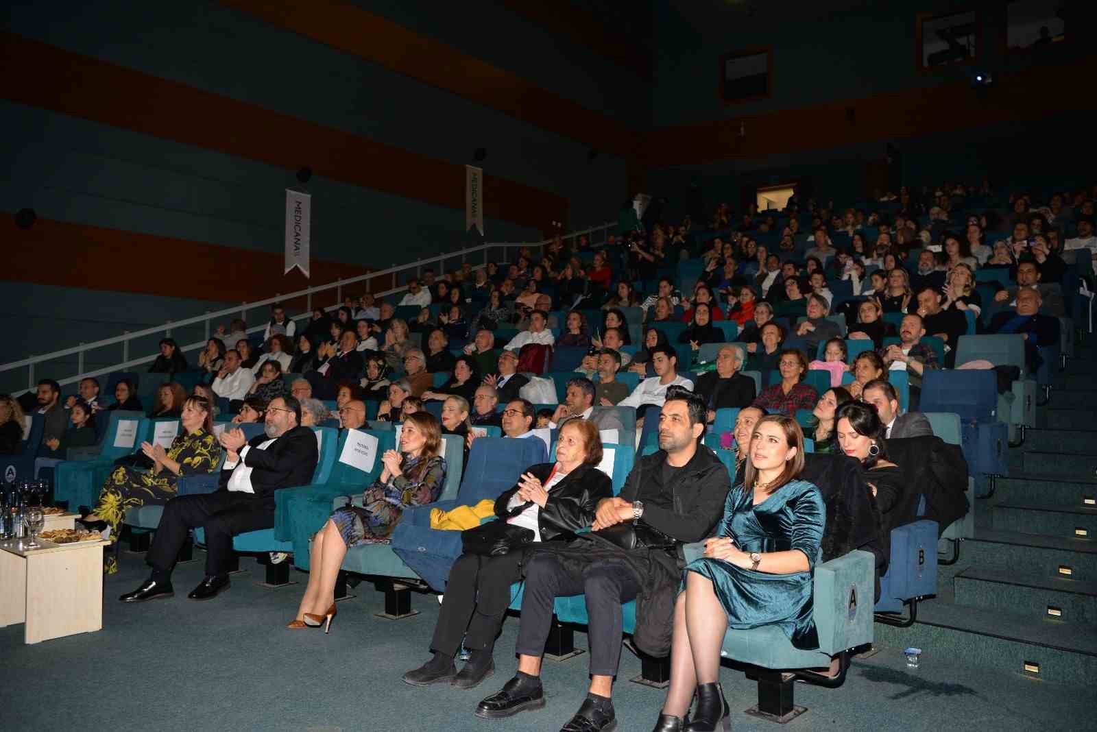 Doktorlar korosu sağlık için söylüyor, yeni yılın ritmini yakalıyor
