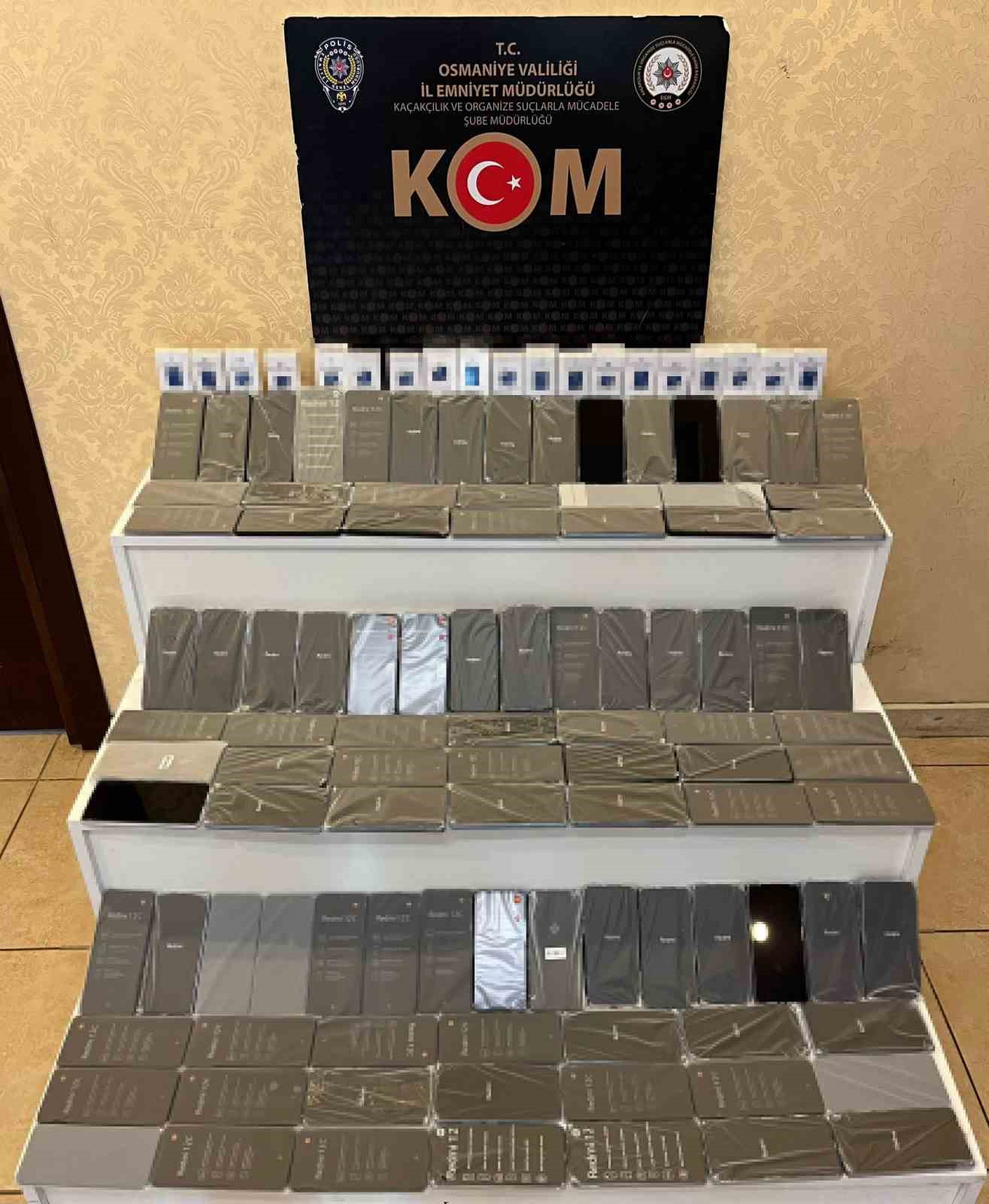 Osmaniye’de tırda kaçak telefon ve sigara ele geçirildi
