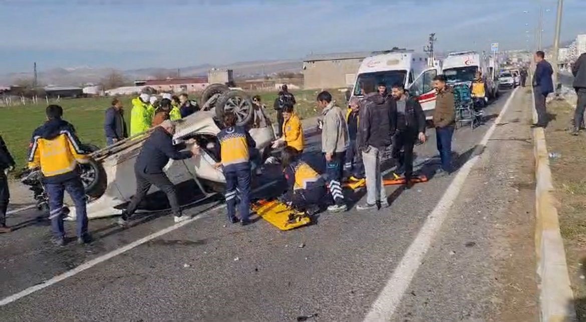 Diyarbakır’da hafriyat kamyonu otomobille çarpıştı: 1’i ağır 3 yaralı