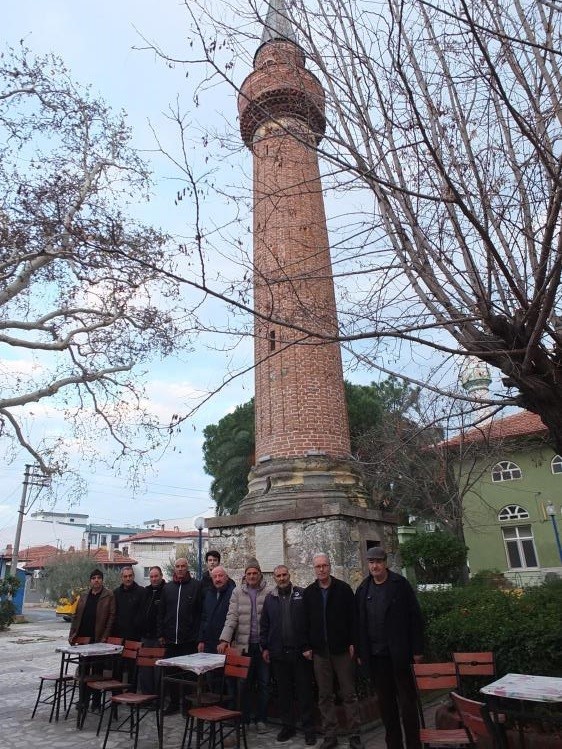 Burhaniye’de camisiz minare mahallenin simgesi oldu