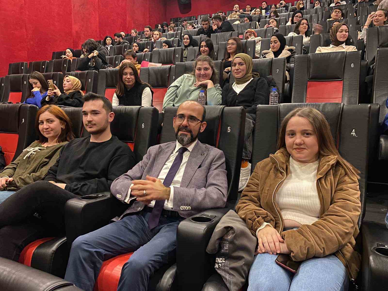 &Uuml;niversite &ouml;ğrencileri, &lsquo;Ayb&uuml;ke: &Ouml;ğretmen Oldum Ben&rsquo; filmini izledi
