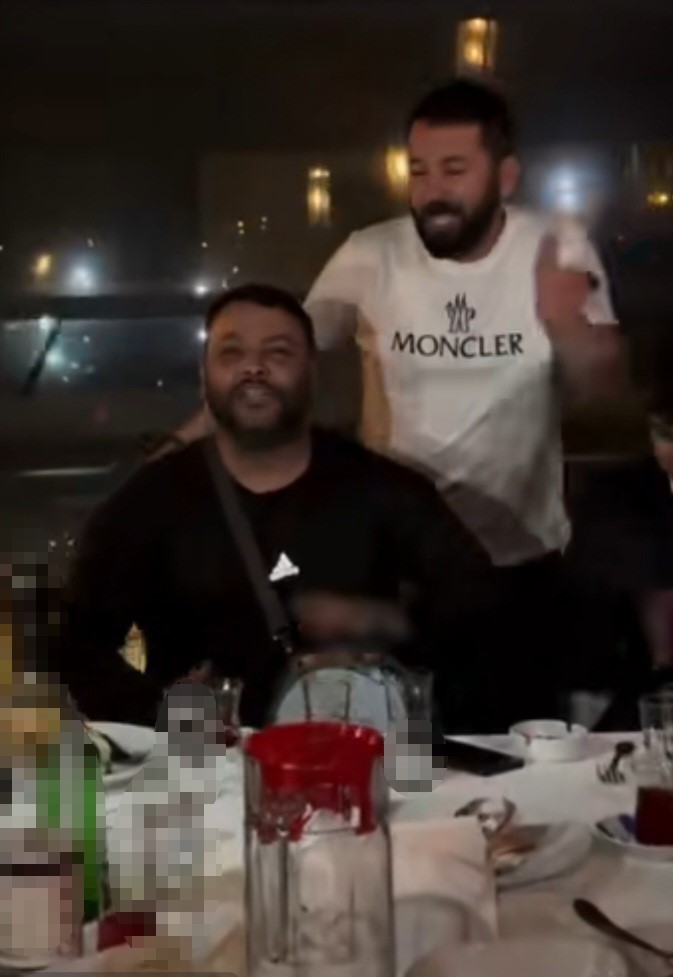 İ&ccedil;ki sofrasında k&uuml;f&uuml;rl&uuml; şarkı s&ouml;yleyen fenomen adli kontrol şartıyla serbest bırakıldı
