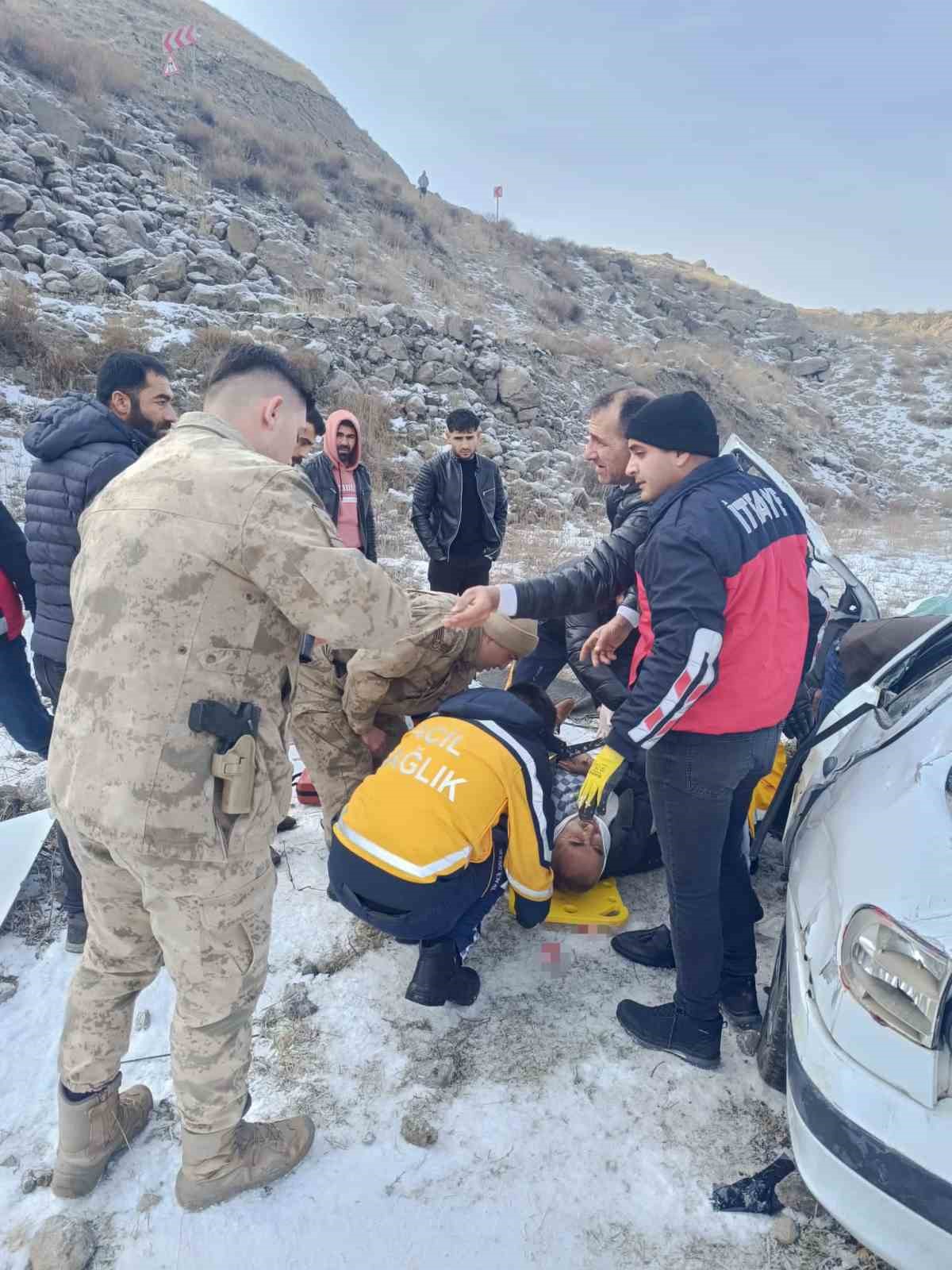 Ağrı&rsquo;da kaza: 3 yaralı

