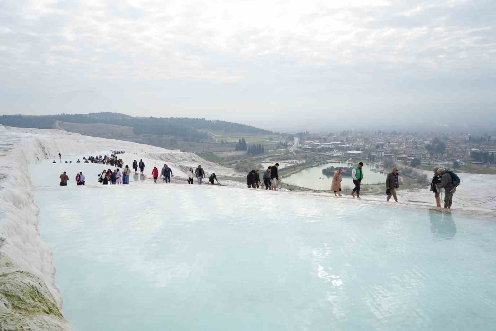 Pamukkale yılın son gününde yine göz kamaştırıyor
