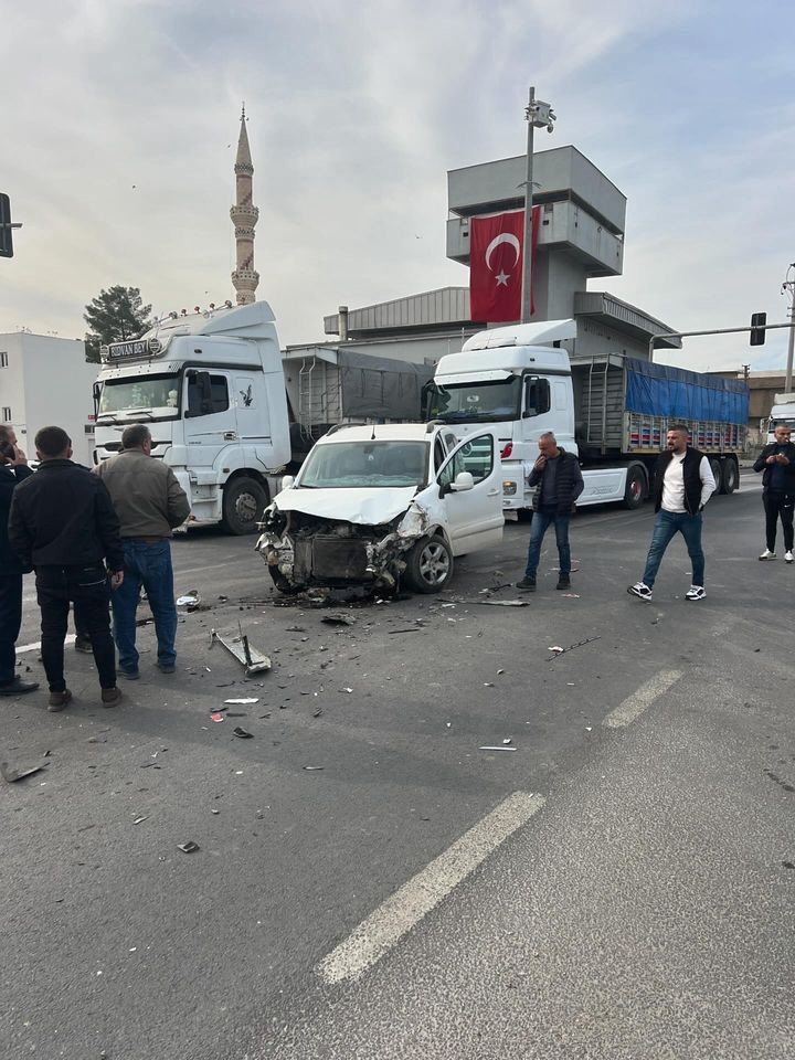 Mardin’de tır ile hafif ticari araç çarpıştı