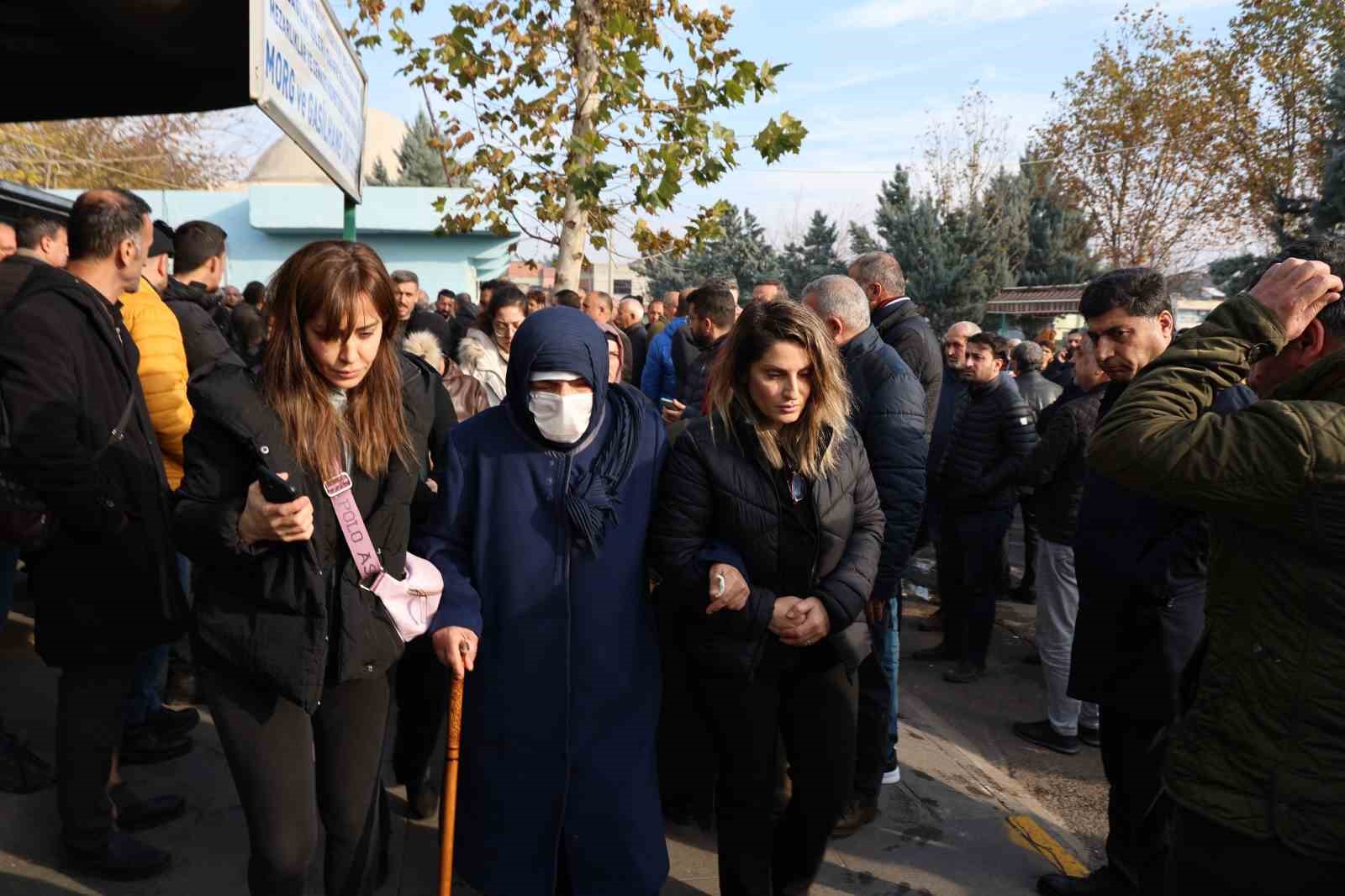 Selahattin Demirtaş’ın babası son yolculuğuna uğurlandı
