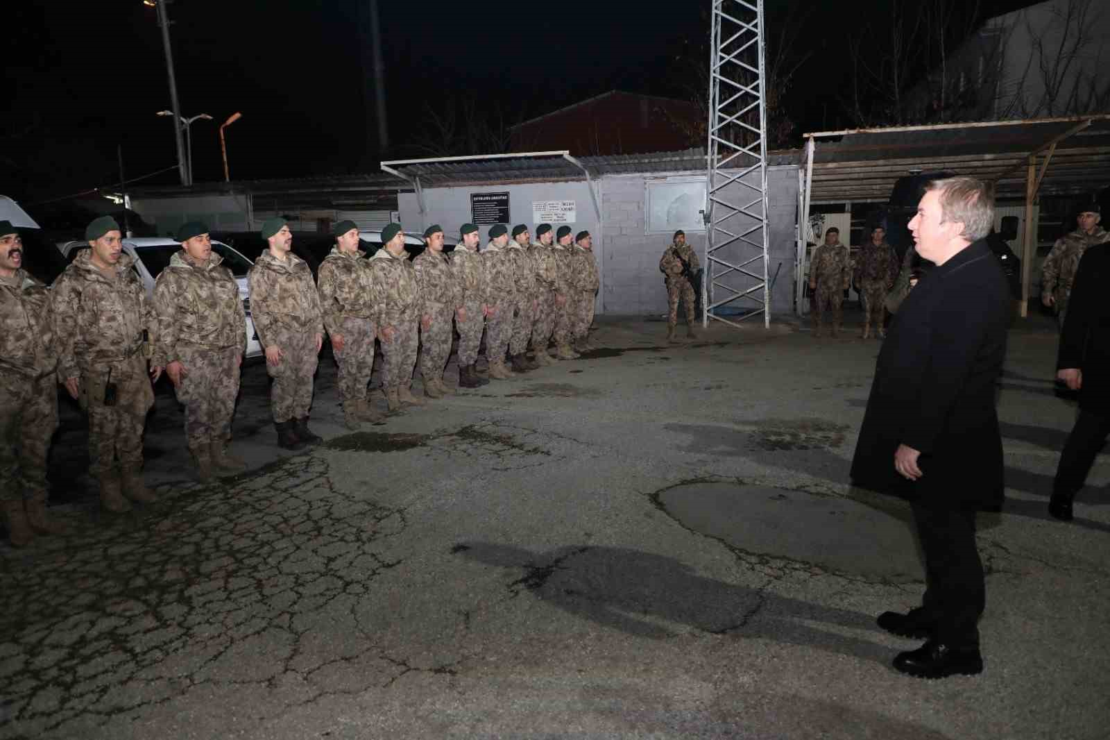 Görevi başındaki güvenlik güçlerine yeni yıl ziyareti