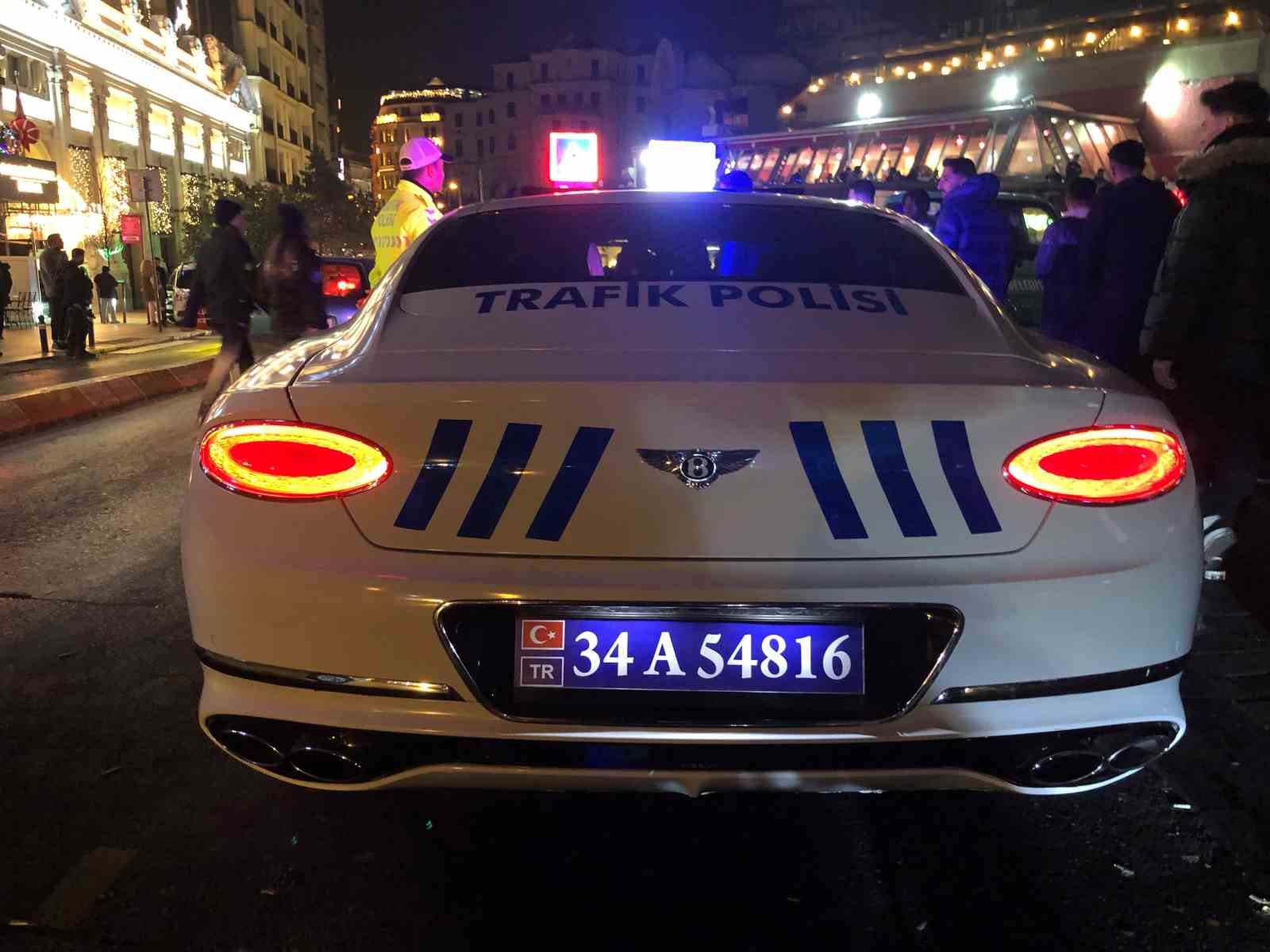 Lüks polis aracı Taksim’de yeni yıl mesaisinde
