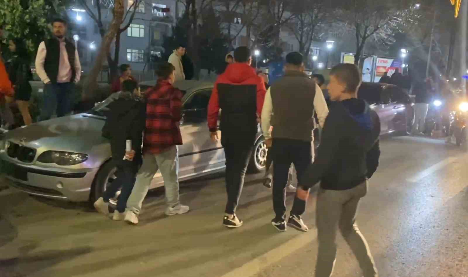 M&uuml;zik eşliğinde oynarken birbirlerine giren gen&ccedil;lerin kavgası kamerada
