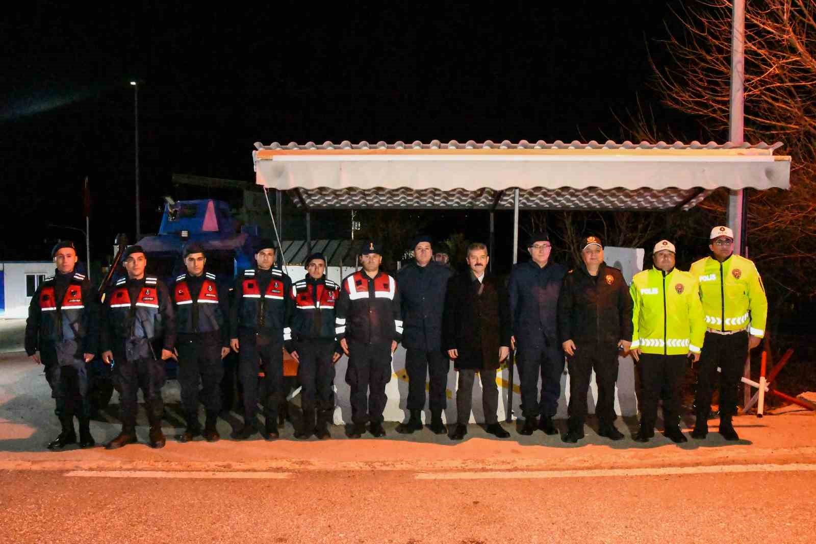 Vali Erg&uuml;n yeni yıla g&ouml;rev başında giren kamu personelini ziyaret etti
