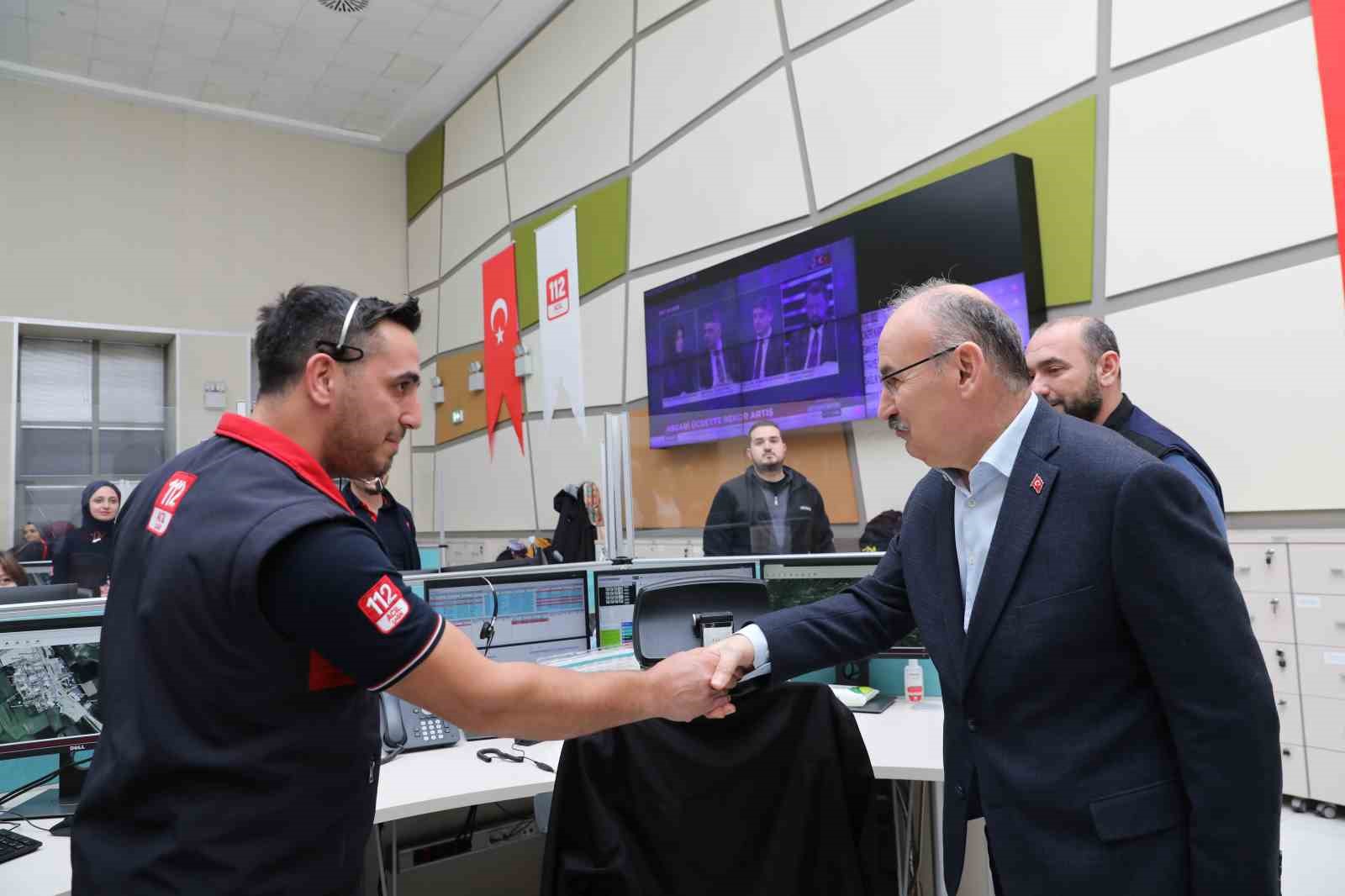 Vali Karadeniz yılbaşında uygulama yapan polis ve jandarma ekiplerini ziyaret etti