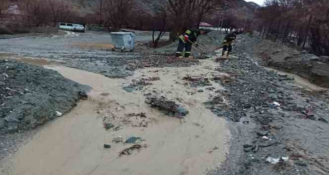 Erzincan’da sağanak sonrası su taşkını oluştu