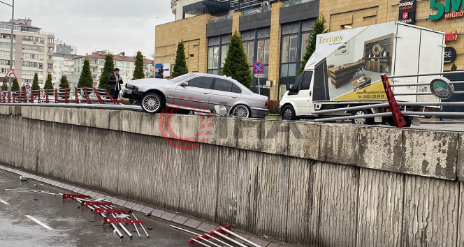 Bariyerlere çarpan otomobil köprüde asılı kaldı: 1 yaralı