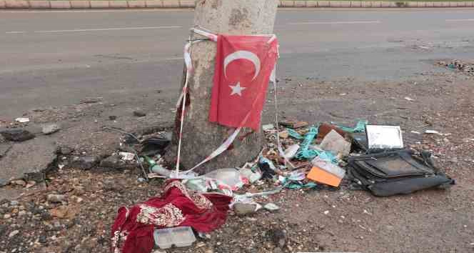 Enkazdan çıkan Türk bayrakları ve manevi değerler yerde kalmadı