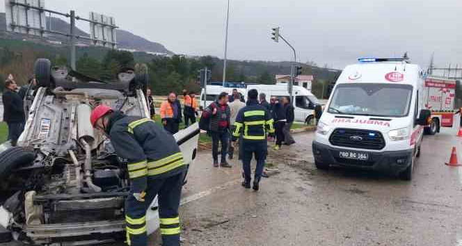 Devrilen araçta anne öldü, eşi ve oğlu yaralandı