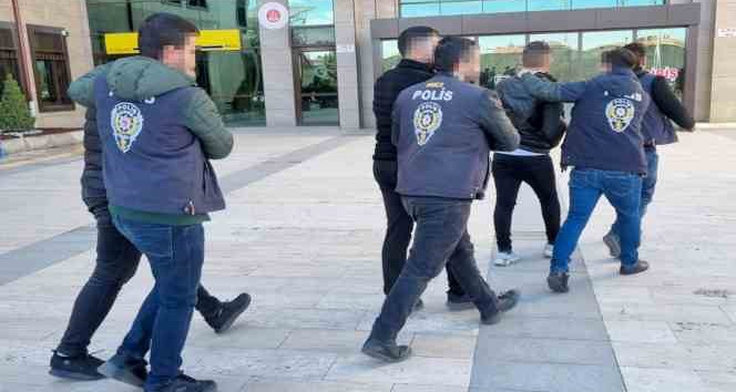 Sanal dolandırıcılar polise yakalandı