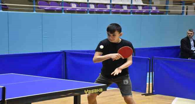 Afyonkarahisar’da masa tenisi birincileri ödüllerini aldı