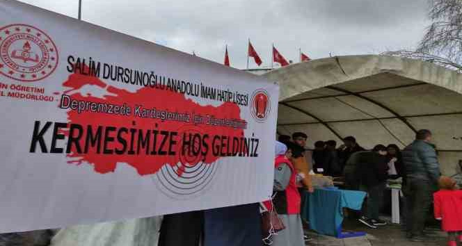 Öğrencilerden depremzedeler için yardım