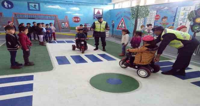 Jandarmadan öğrencilere trafik eğitimi