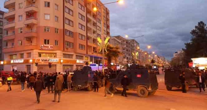 Mardin’de kırmızı ışıkta bekleyen araca silahlı saldırı: 2 ölü, 1 yaralı