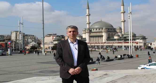 Taksim Camii’nin dijital mahyası asıldı