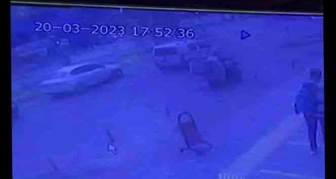 Kırmızı ışıkta bekleyen araca silahlı saldırının görüntüleri ortaya çıktı