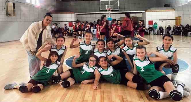 Altınovalı Minik voleybolcular, namağlup şampiyon
