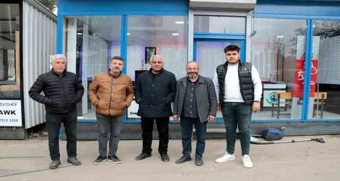 Depremzede gözlükçüler konteynerlerde mesaiye başladı