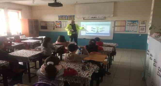 Minik öğrencilere trafik eğitimi verildi
